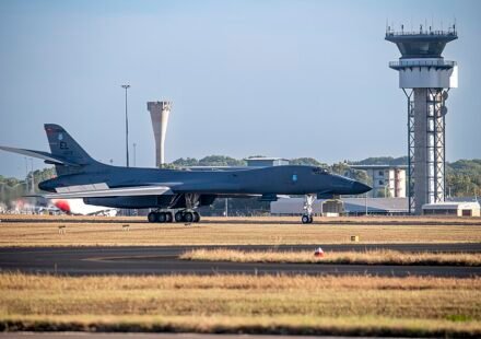 B-1B_Lancers_refuel_in_Darwin_NT