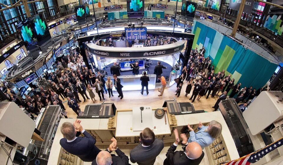 Stock market trading floor at the New York Stock Exchange, illustrating market movements amid investor concerns over artificial intelligence spending and technology stock valuations.