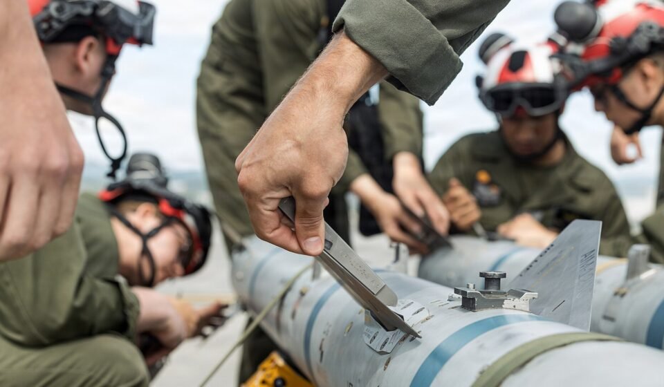 US and Japan Move to Expand Missile Production as Regional Security Concerns Grow US Marines loading an AIM-120C AMRAAM air-to-air missile onto an F-35B fighter aircraft in Japan.