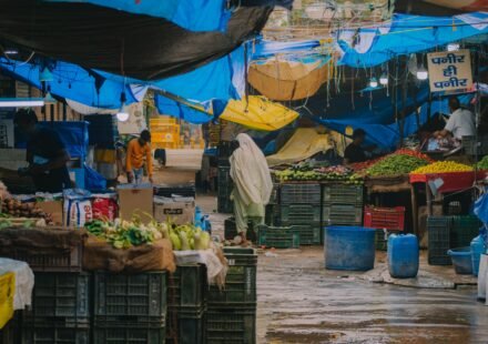 Wholesale vegetable market in India, illustrating food-price pressures and the country’s economic outlook.
