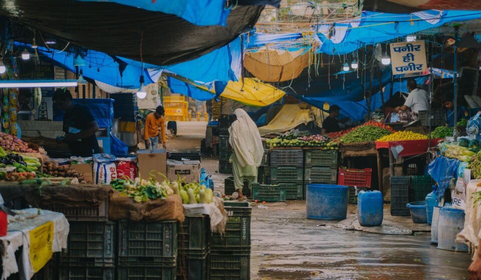 India FY27 Growth Forecast at 7.3% as Inflation Risks Persist Wholesale vegetable market in India, illustrating food-price pressures and the country’s economic outlook.
